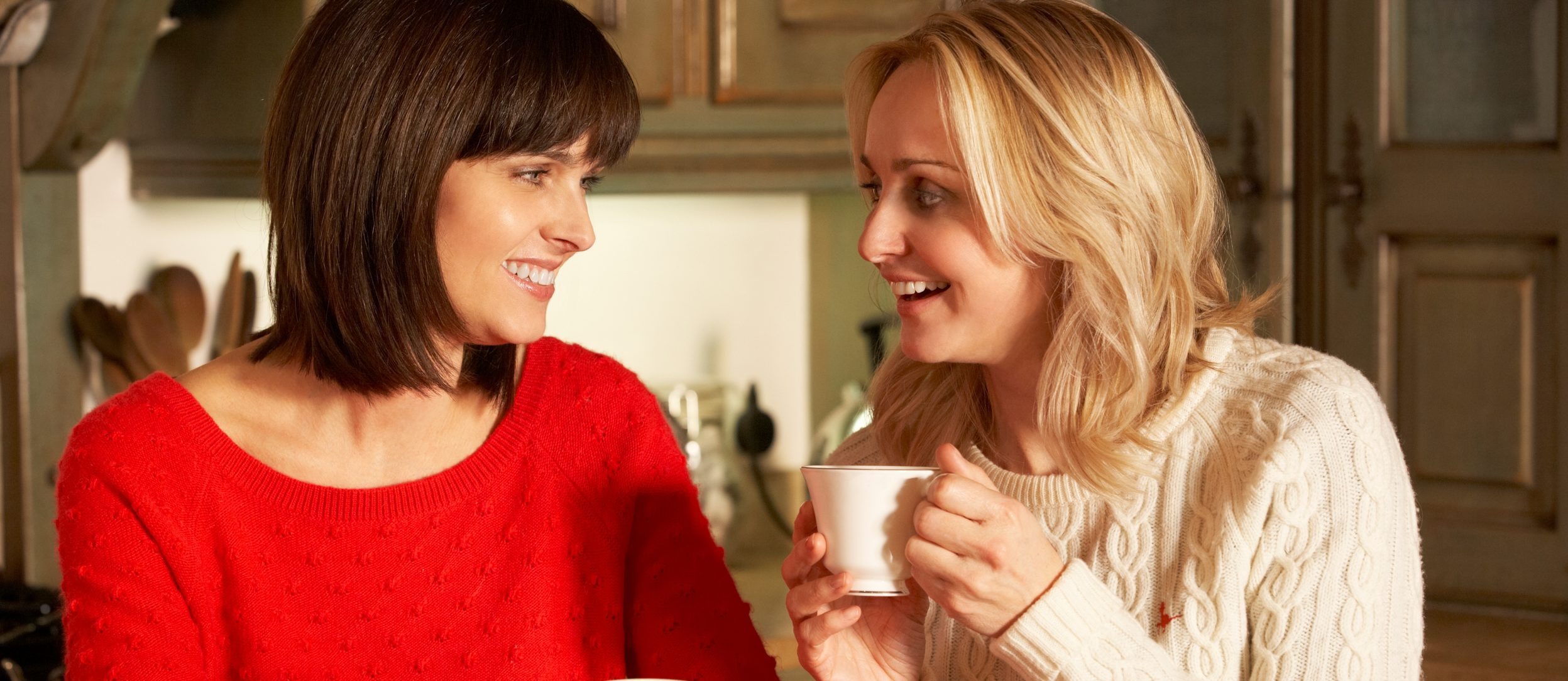 photo-girlfriends-having-coffee | discussing egg donation | TRM fertility clinic