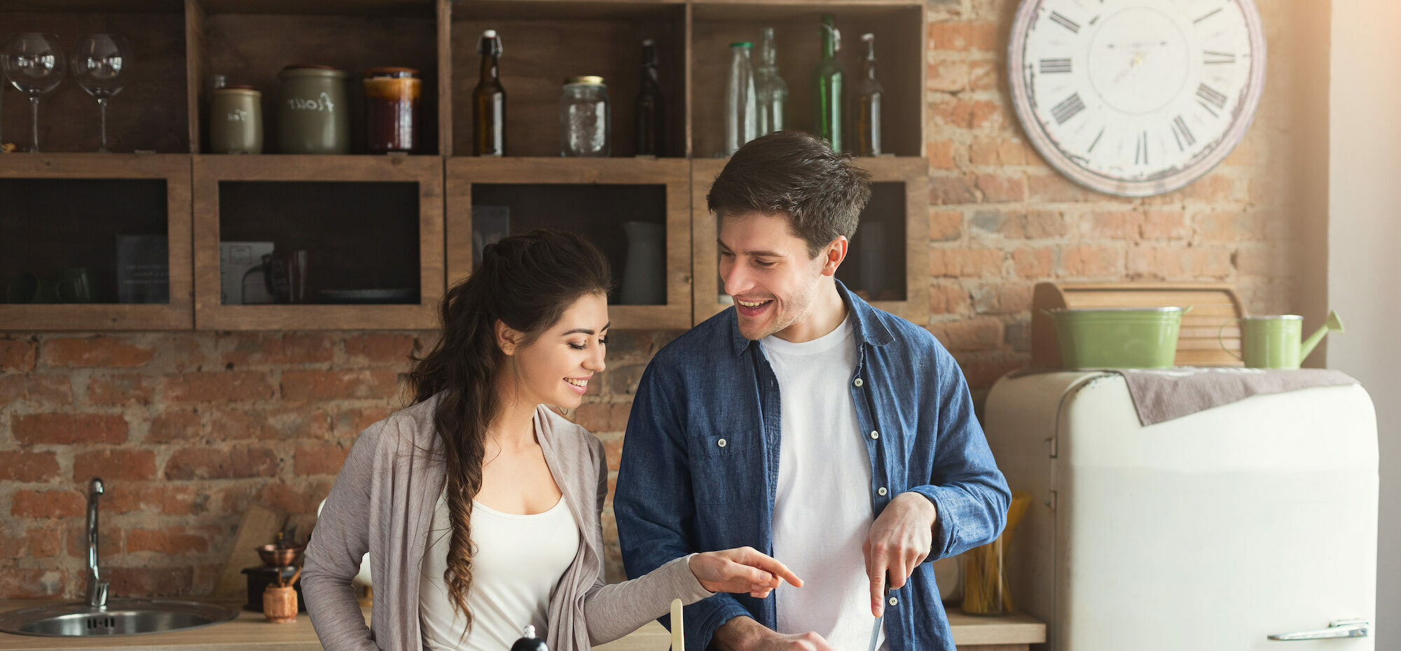 Couple cooking healthy dinner to maximize their fertility | Tennessee Reproductive Medicine