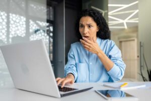 Women shocked to read bad infertility advice on her laptop | Tennessee Reproductive Medicine | Chattanooga, TN